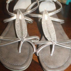 Cato rose gold strappy sandals leaf design w/rhinestones closed heel sz 7 EUC…